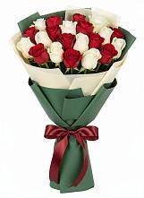 Букет Микс из красных и белых роз в Рузе