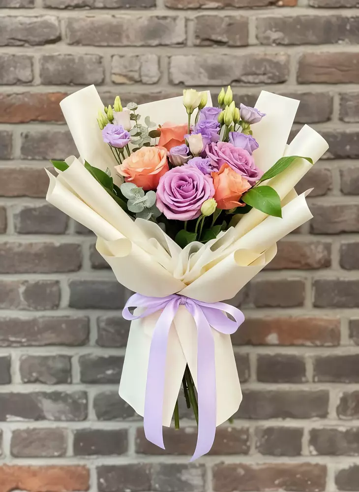 Букет цветов из: Лизиантусы и Розы в Рузе