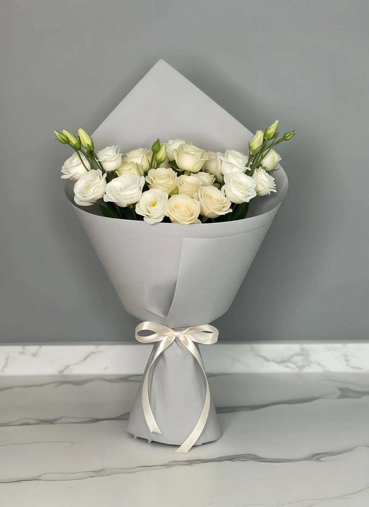 Букет цветов из: Розы и Лизиантусы в Рузе