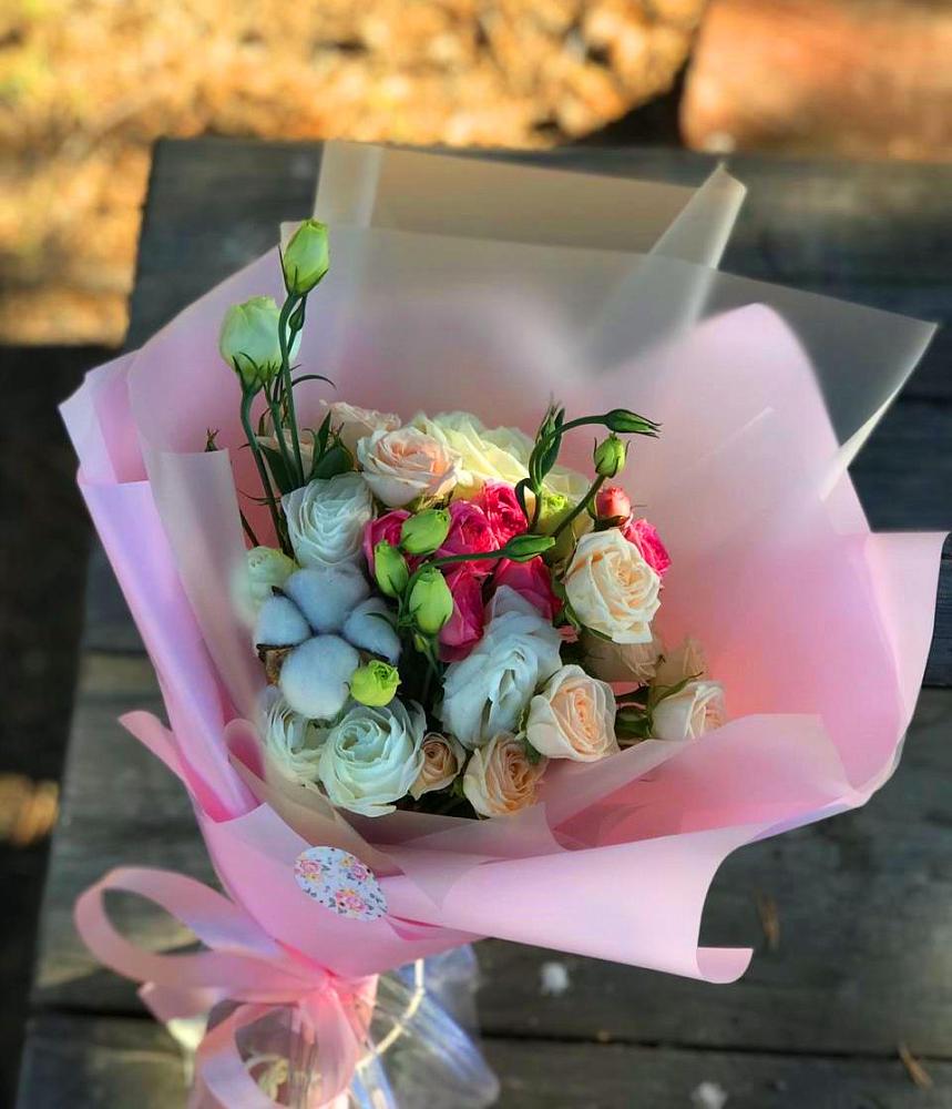 Букет цветов из: Розы и Лизиантусы в Рузе