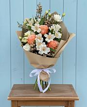 Букет цветов из:  Альстромерии, Лизиантусы, Розы и Хризантемы в Рузе