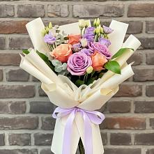 Букет цветов из:  Лизиантусы и Розы в Рузе