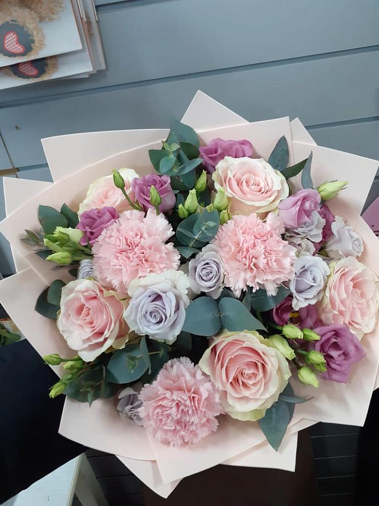 Букет цветов из: Розы, Гвоздики и Лизиантусы в Рузе