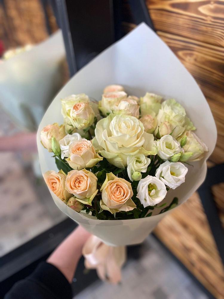 Букет цветов из: Розы и Лизиантусы в Рузе